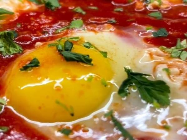 Uova in purgatorio (al&nbsp;sugo)